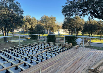 Imagen del proceso de instalación de los plots en una terraza. Imagen real de empresa instaladora de plots regulables en Barcelona